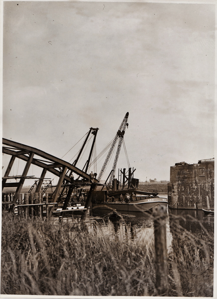 Verwoeste spoorbrug over de Maas bij Ravenstein, juni 1940