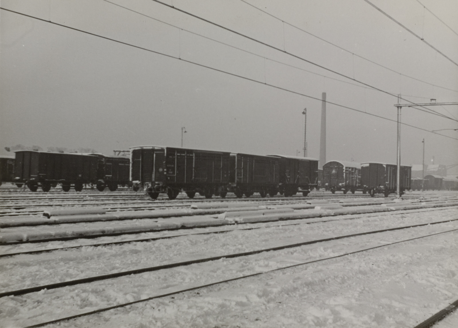 Emplacement in de sneeuw met gesloten goederenwagens