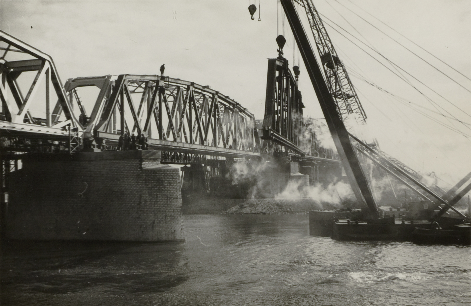 Een brugdeel wordt getakeld op een brug bij Buggenum