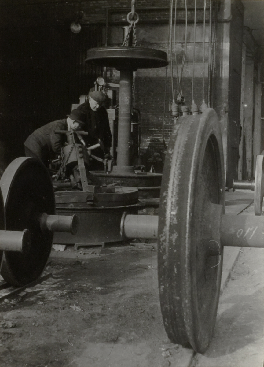 Mannen in een werkplaats werken aan wielstellen