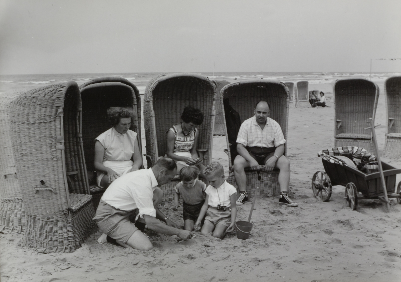 Recreanten aan de kust in strandstoelen in Wijk aan Zee