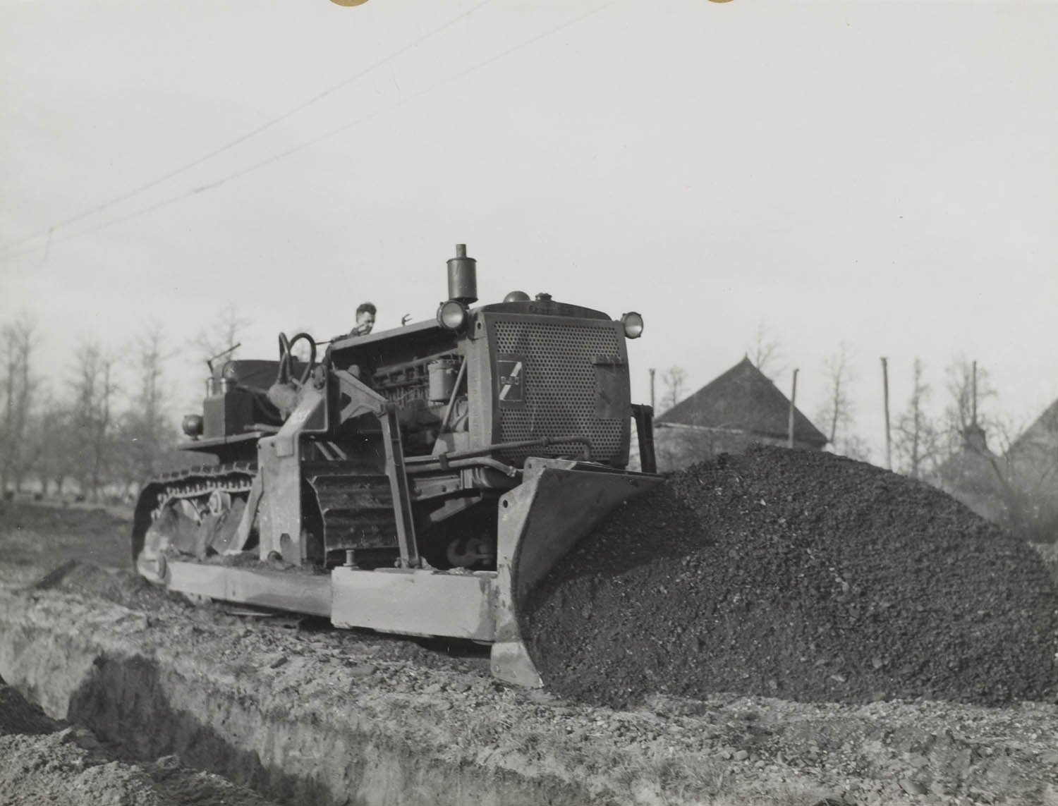 Bulldozer verspreidt een laag grond op het baanvak tussen Utrecht en Arnhem