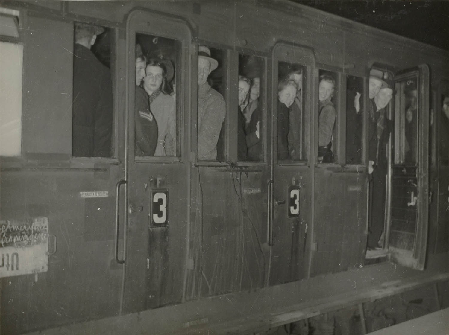 Stampvolle treinen direct na de bevrijding, 1945