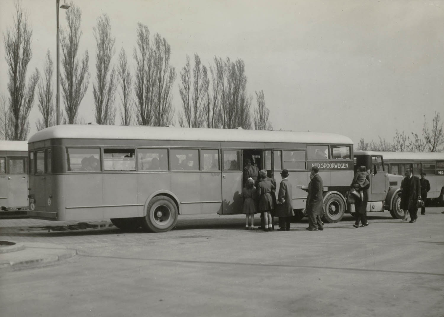 NS Crossley Opleggerbus: reizigers stappen in