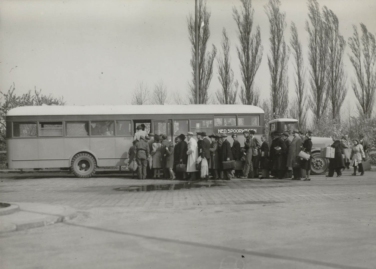NS Crossley Opleggerbus: reizigers stappen in