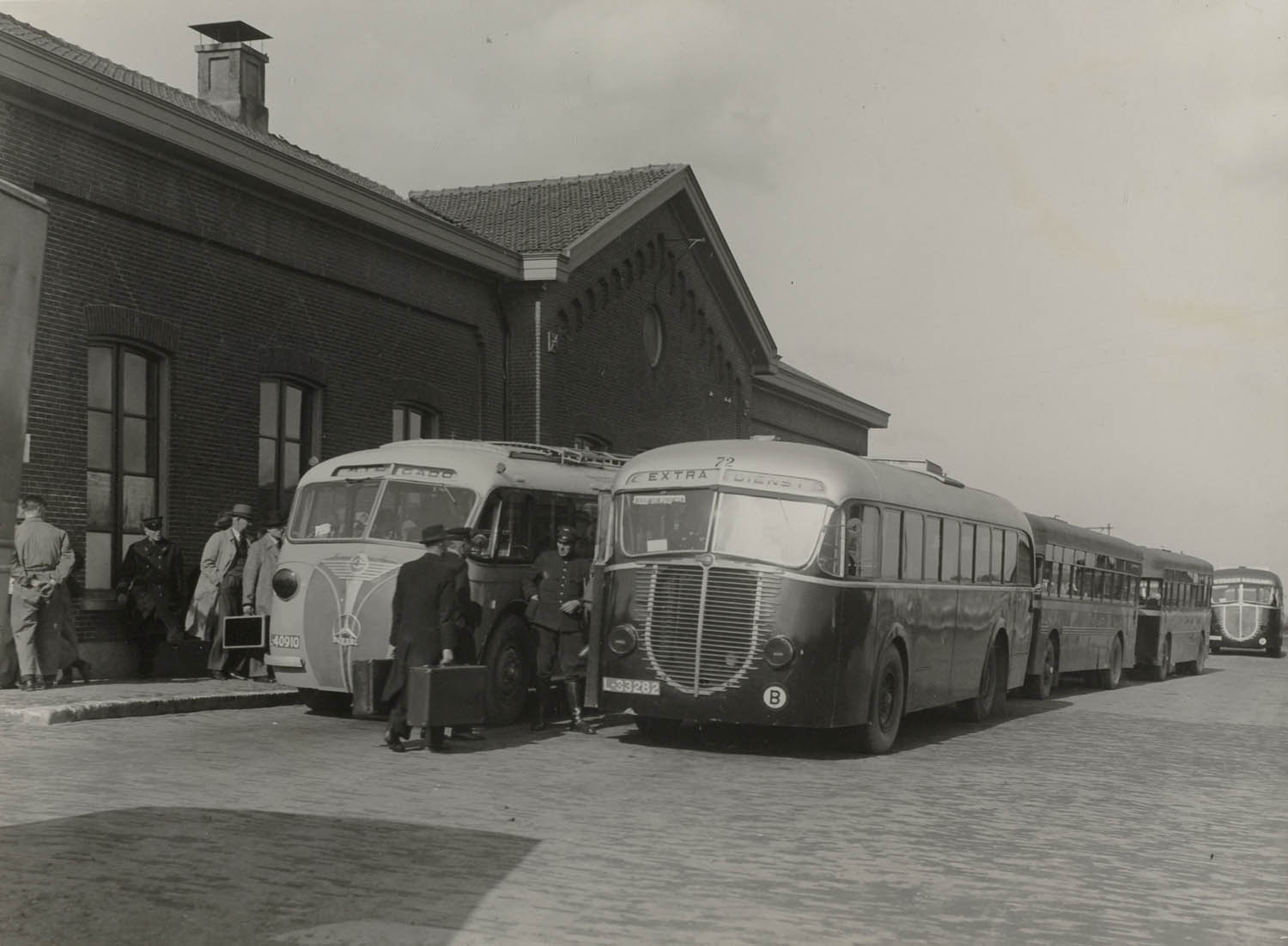 Reizigers en autobussen bij station Waardenburg