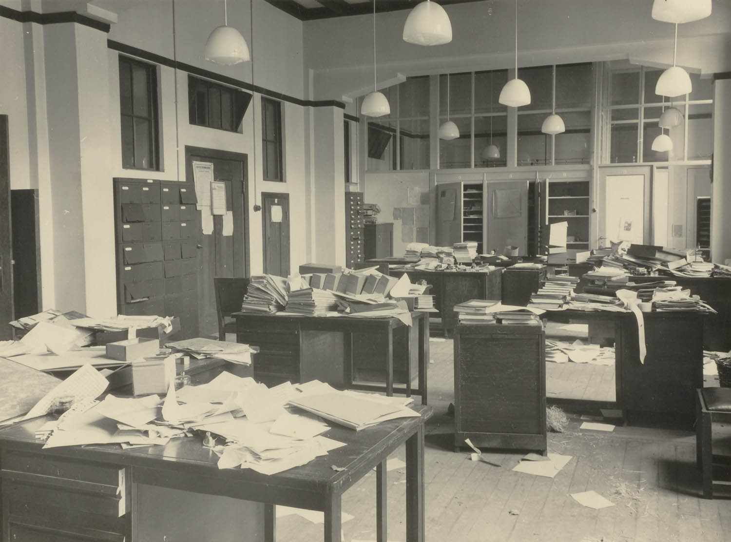 Utrecht, geplunderd kantoor in HGB III na de bevrijding