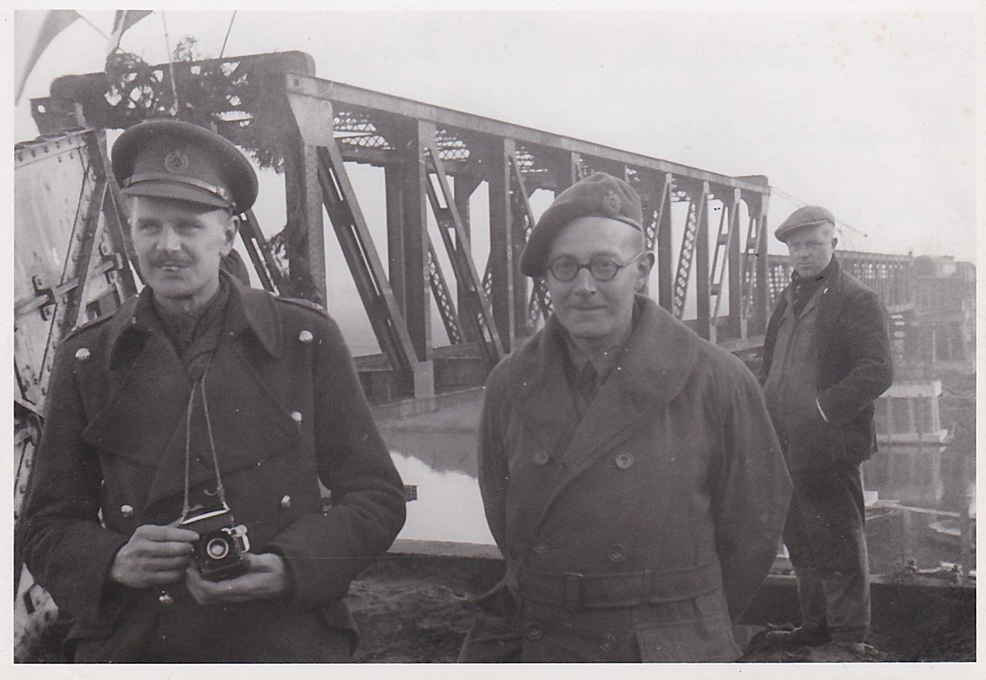 Majoor Farrington en Kapitein Turner (Royal Engineers) bij de opening van de hulpbrug over de Maas bij Buggenum, 1 december 1945