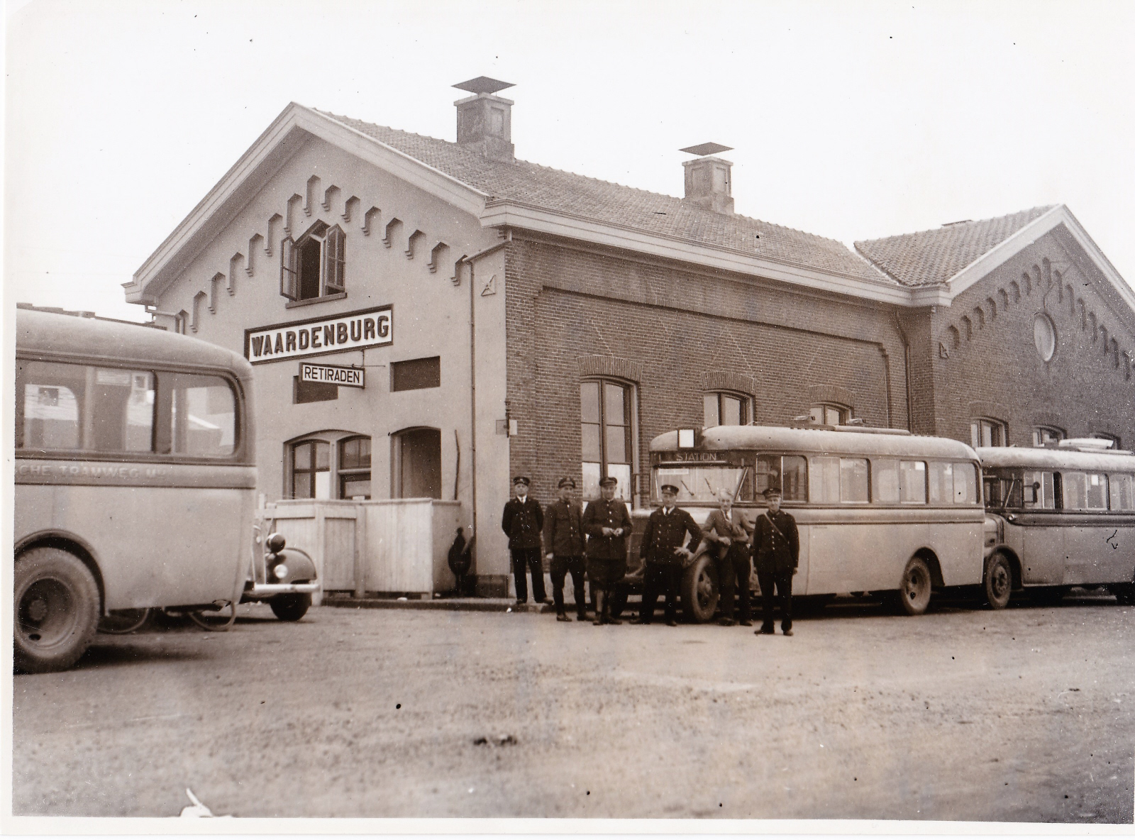 Station Waardenburg, buschauffeurs