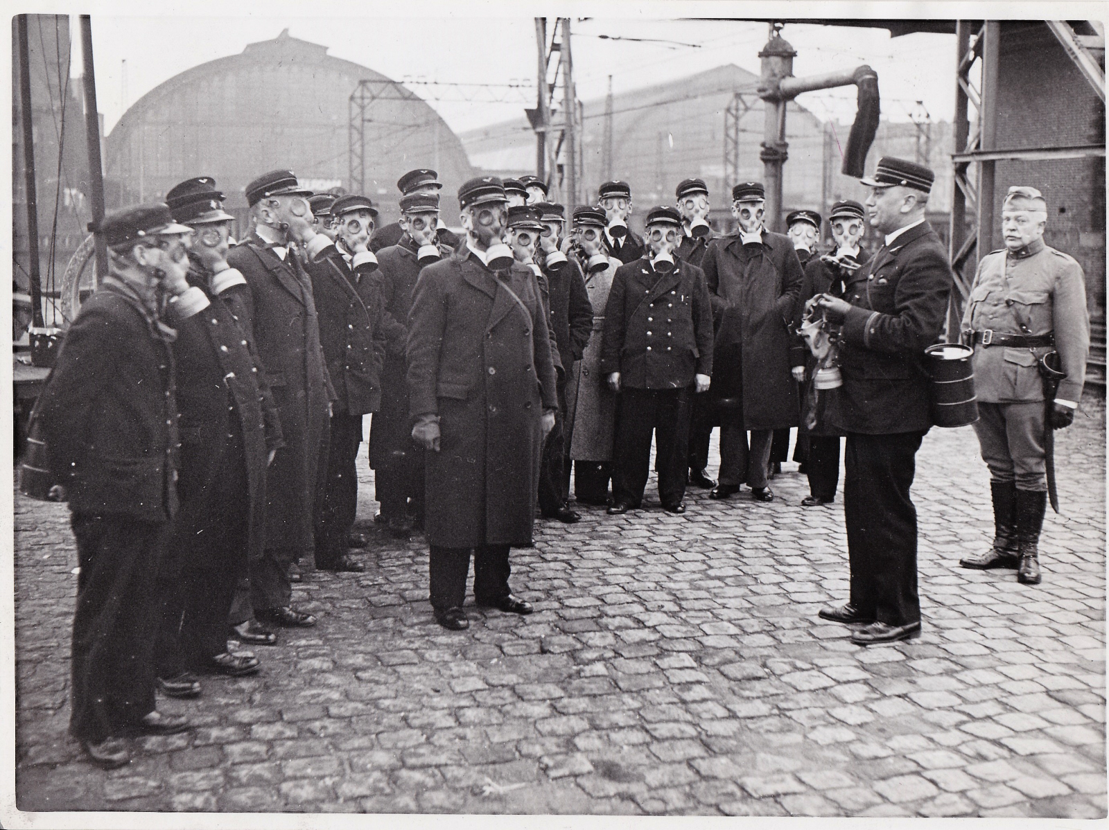 Oefening met gasmaskers door personeel op Amsterdam CS in 1939