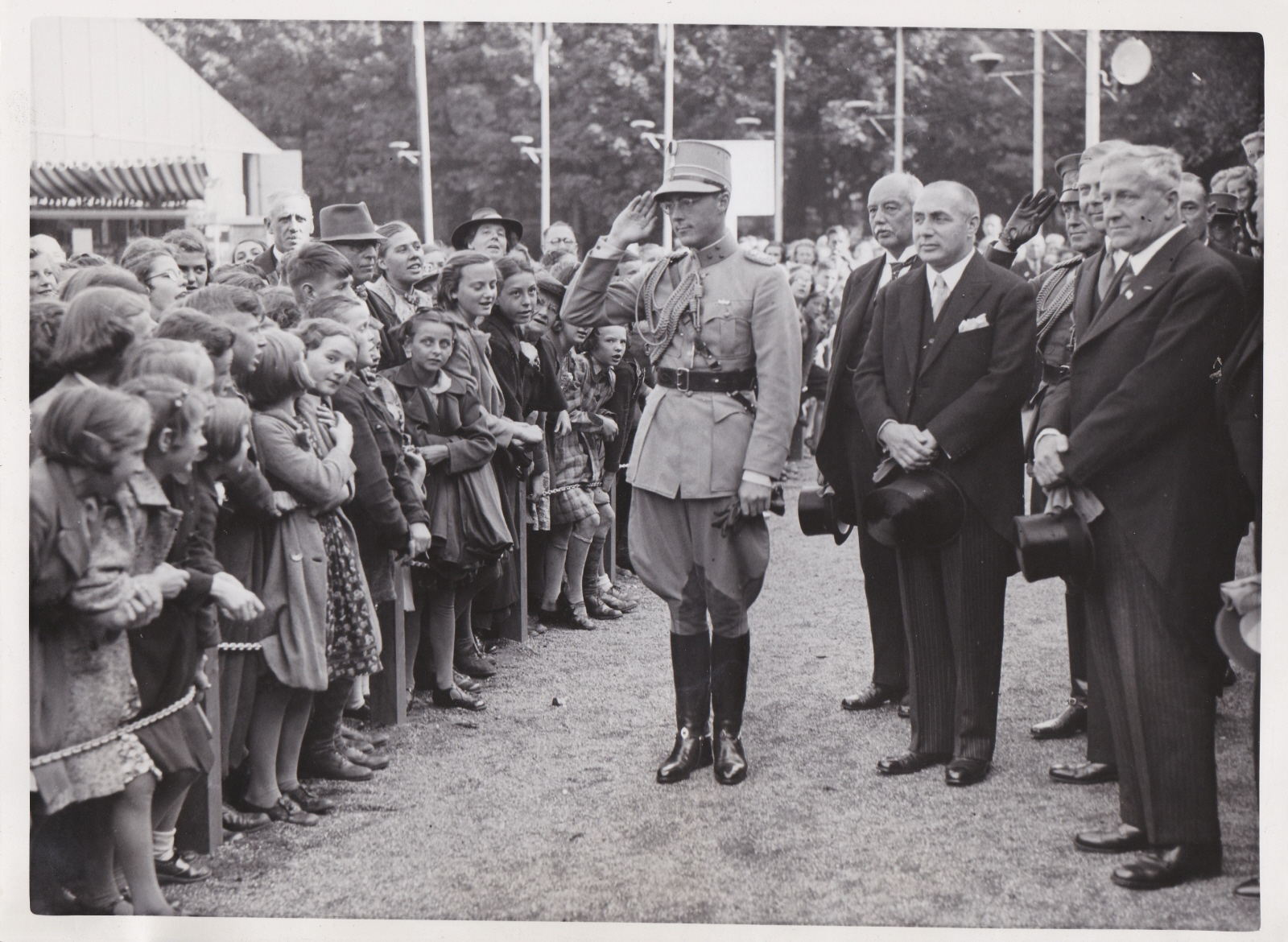Bezoek van Z.K.H. prins Bernhard aan de tentoonstelling 'De Trein 1839-1939'.