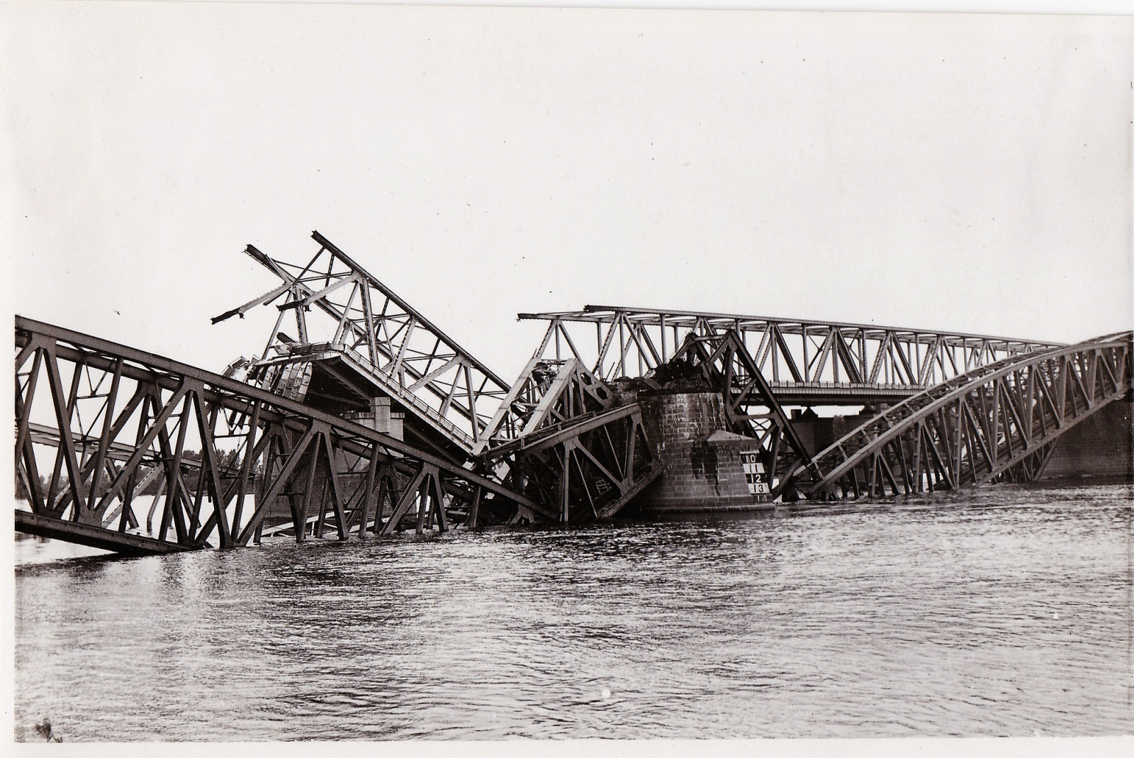 Vernielde spoorbrug Zaltbommel, 27-05 1940