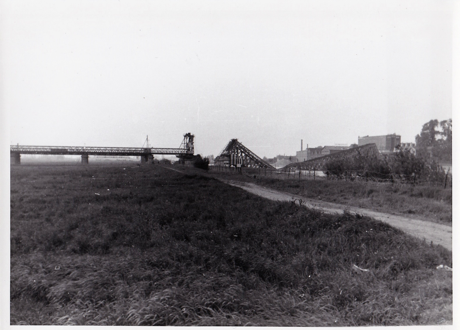 Vernielde spoorbrug Zutphen, 10 mei 1940
