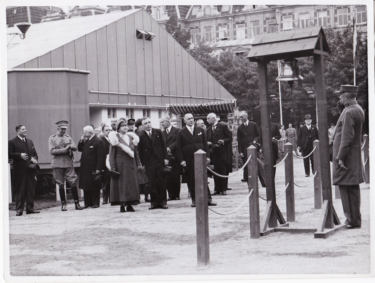 Bezoek van Koningin Wilhemina aan de tentoonstelling 'De Trein 1839-1939'.