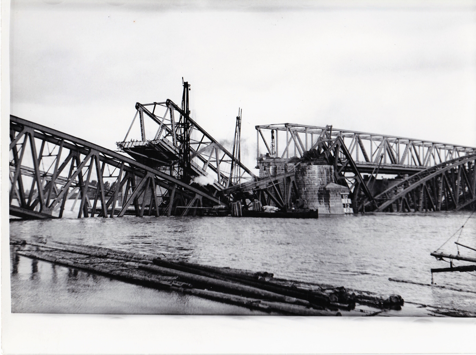 Werkzaamheden aan vernielde spoorbrug bij Zaltbommel, 1940
