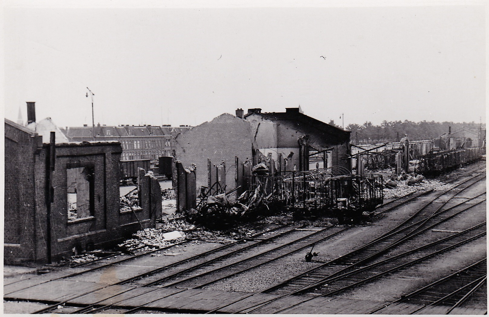 Gezicht op het beschadigde Magazijn van Tractie bij station Zwolle, 10 mei 1940