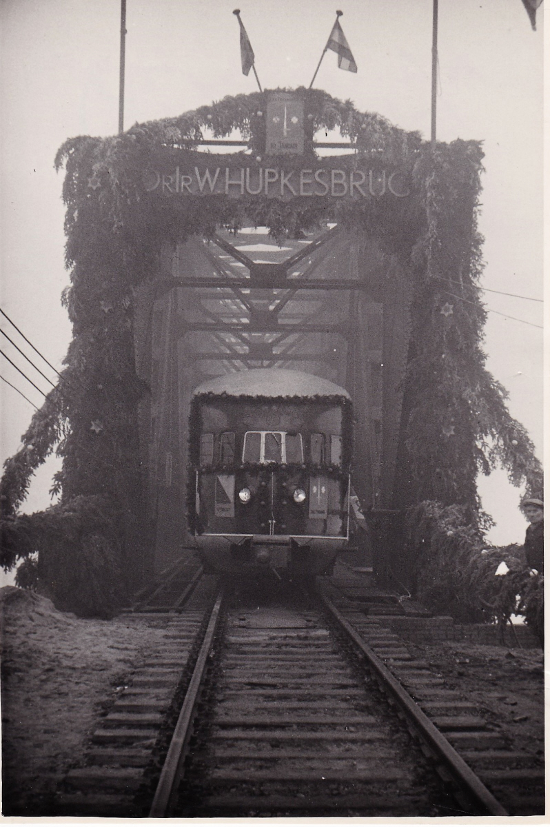 Opening Dr. Ir. Hupkesbrug bij Zaltbommel 1947