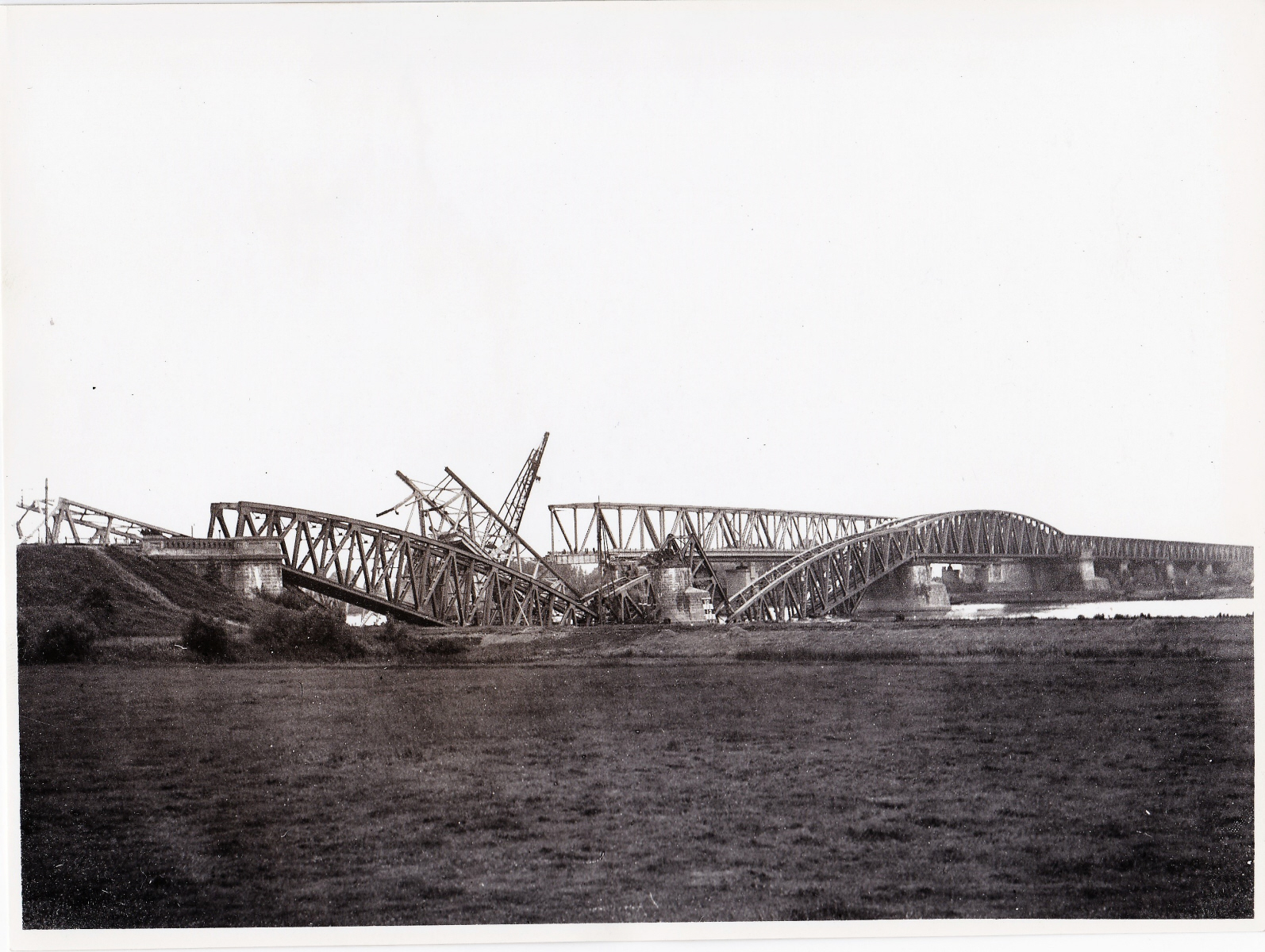 Verwoeste spoor- en verkeersbrug bij Zaltbommel,  juni 1940