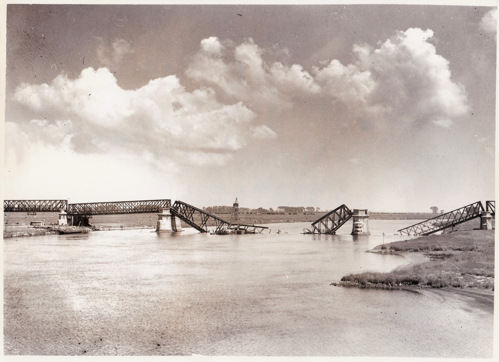 Verwoeste spoorbrug over de Maas bij Hedel,  10 mei 1940