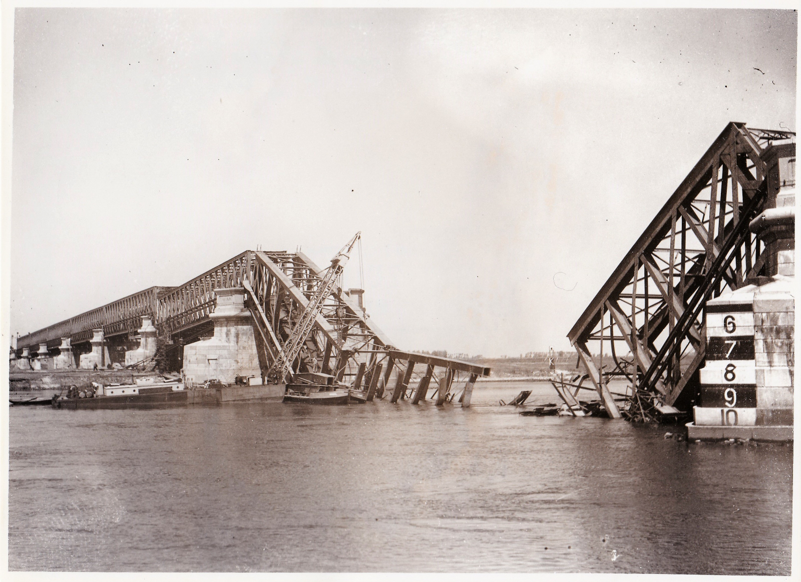 Verwoeste spoorbrug over de Maas bij Hedel,  10 mei 1940