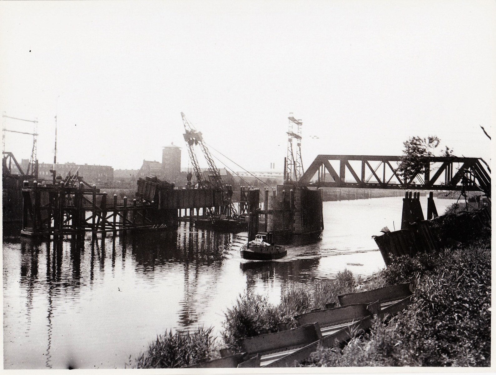 Verwoeste spoorbrug over de Dieze bij Den Bosch, juni 1940