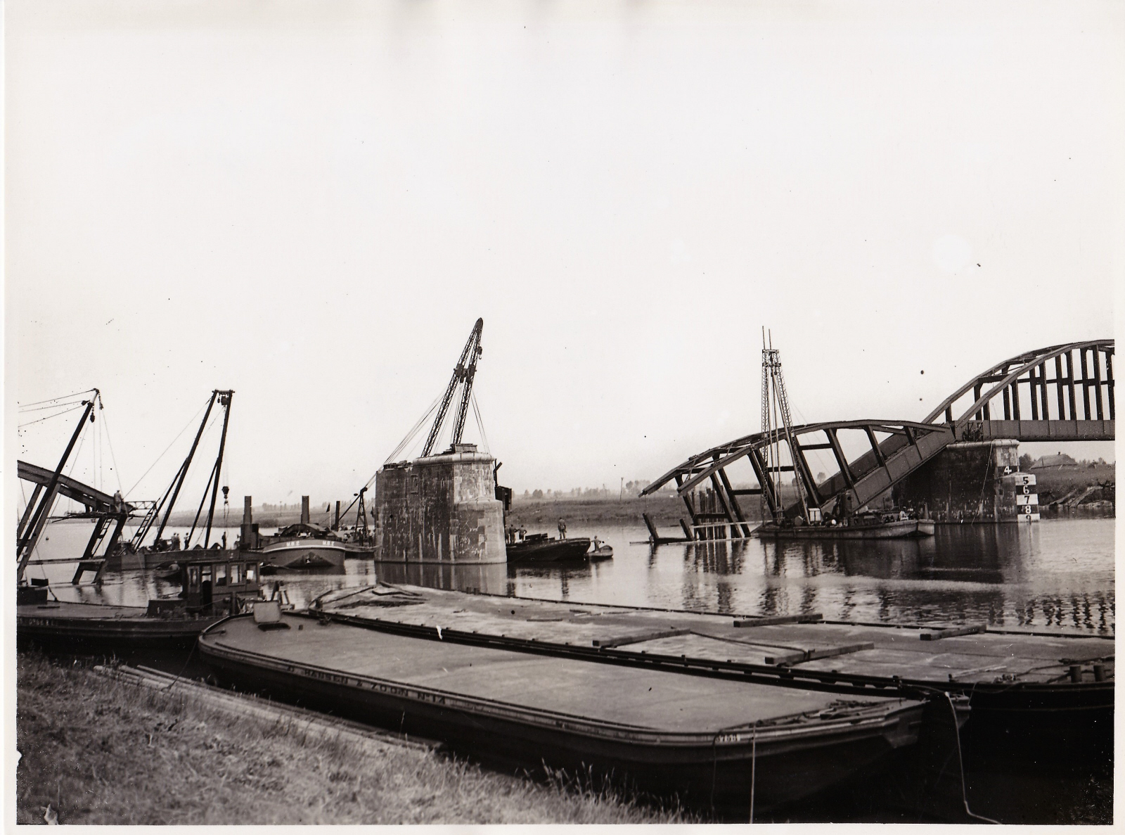 Verwoeste spoorbrug bij Ravenstein, juni 1940