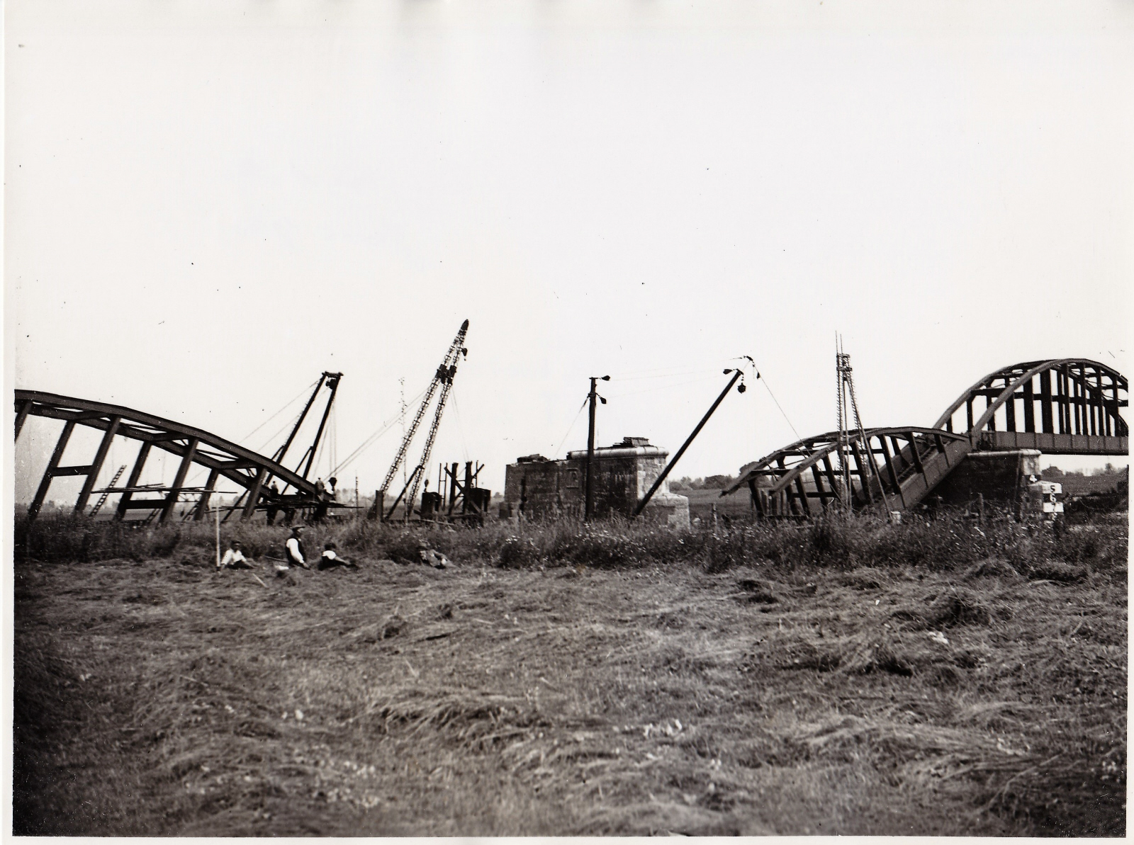 Verwoeste spoorbrug over de Maas bij Ravenstein, juni 1940