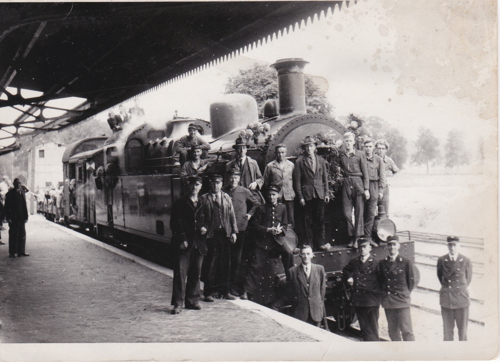 Aankomst eerste trein na de bevrijding in 1945 te Dieren-Doesburg