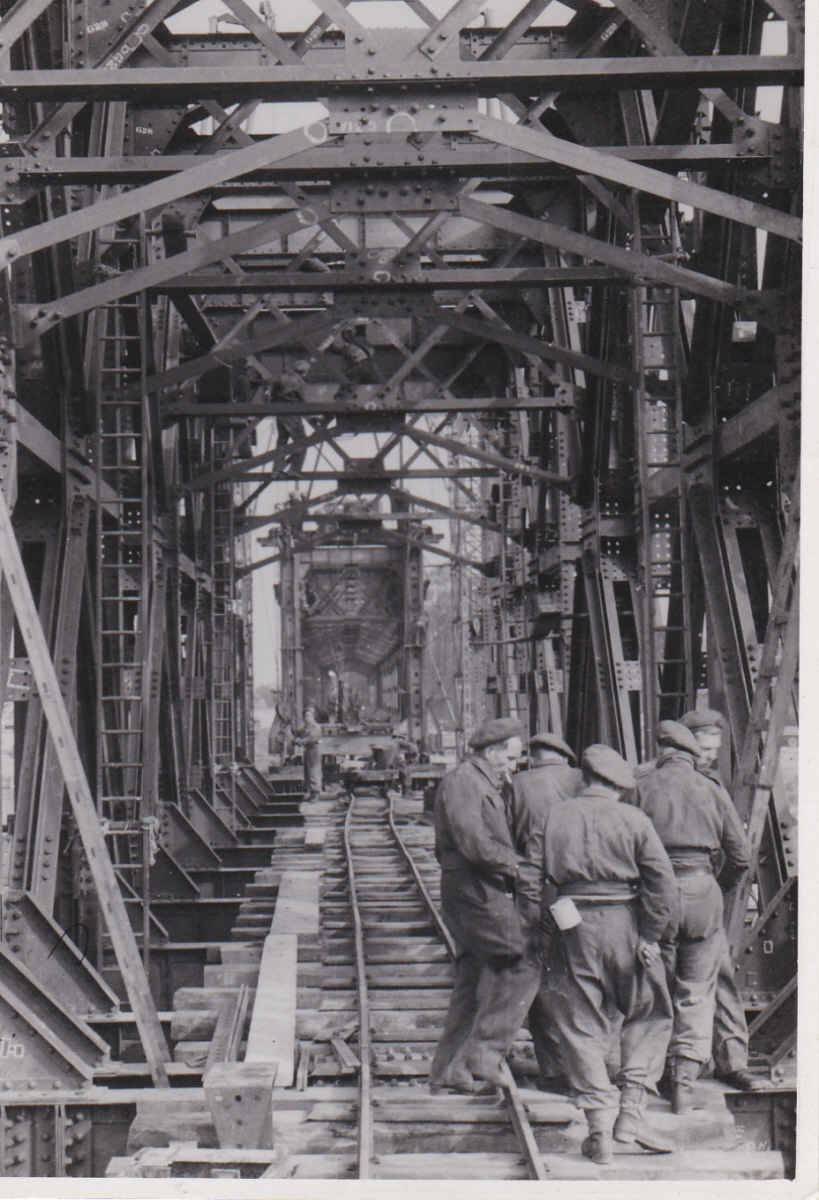 Brug over de IJssel bij Deventer: inwendig aanzicht van ESTB-brug tijdens de montage, 8 oktober 1945