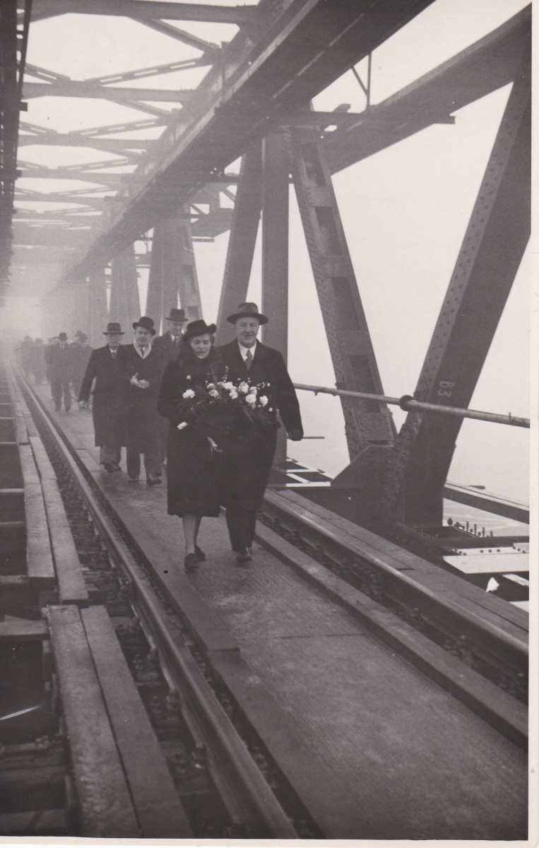 De heer en mevrouw Hupkes passeren als eerste de brug bij Zaltbommel