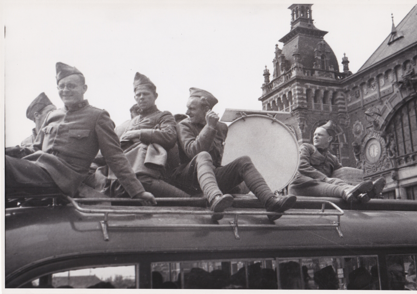 Soldaten op het dak van een bus bij Den Bosch