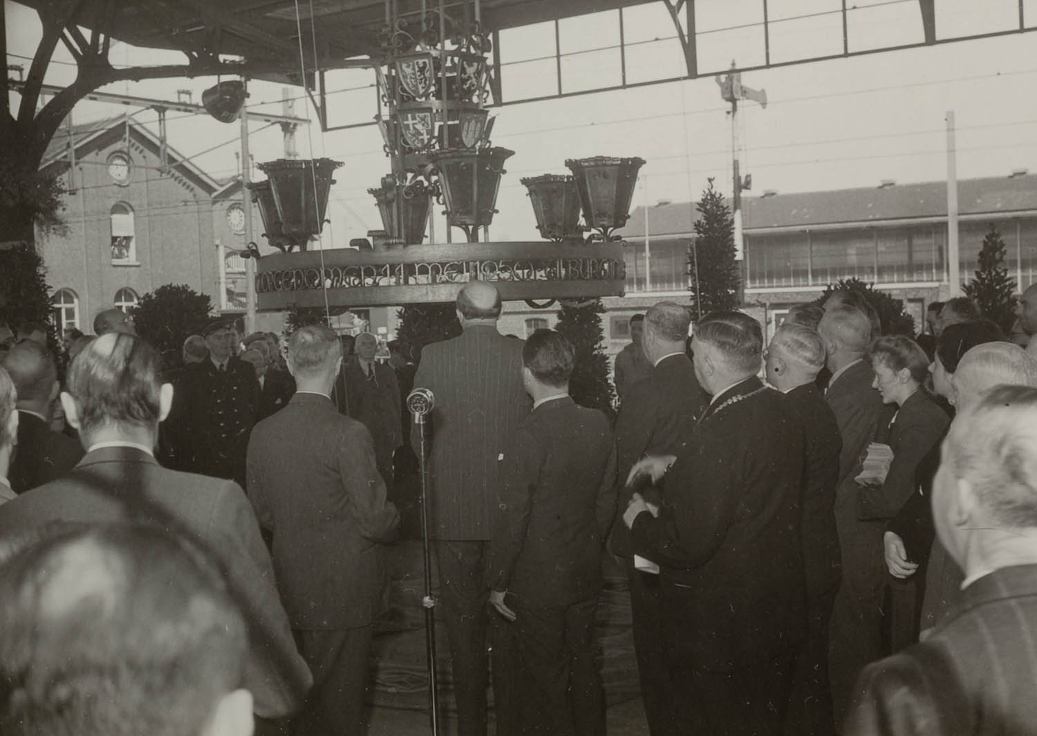 Een groep aanwezigen op het perron van Tilburg bij de viering van de voltooiing van de elektrificatie van het spoor van West-Brabant en Tilburg