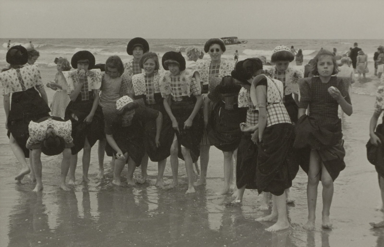 Spakenburgse meisjes aan het Bloemendaalse strand