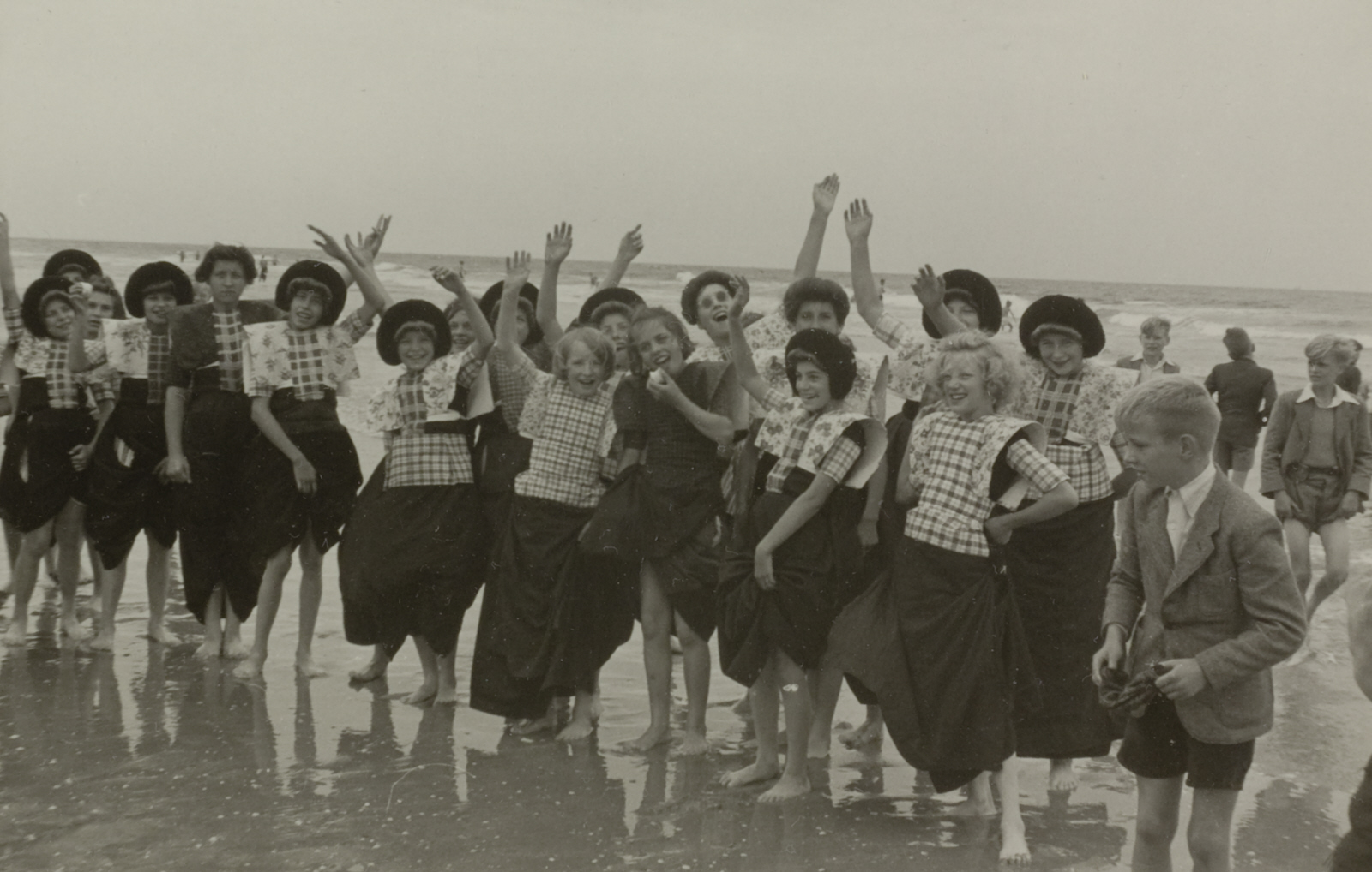 Spakenburgse meisjes aan het Bloemendaalse strand