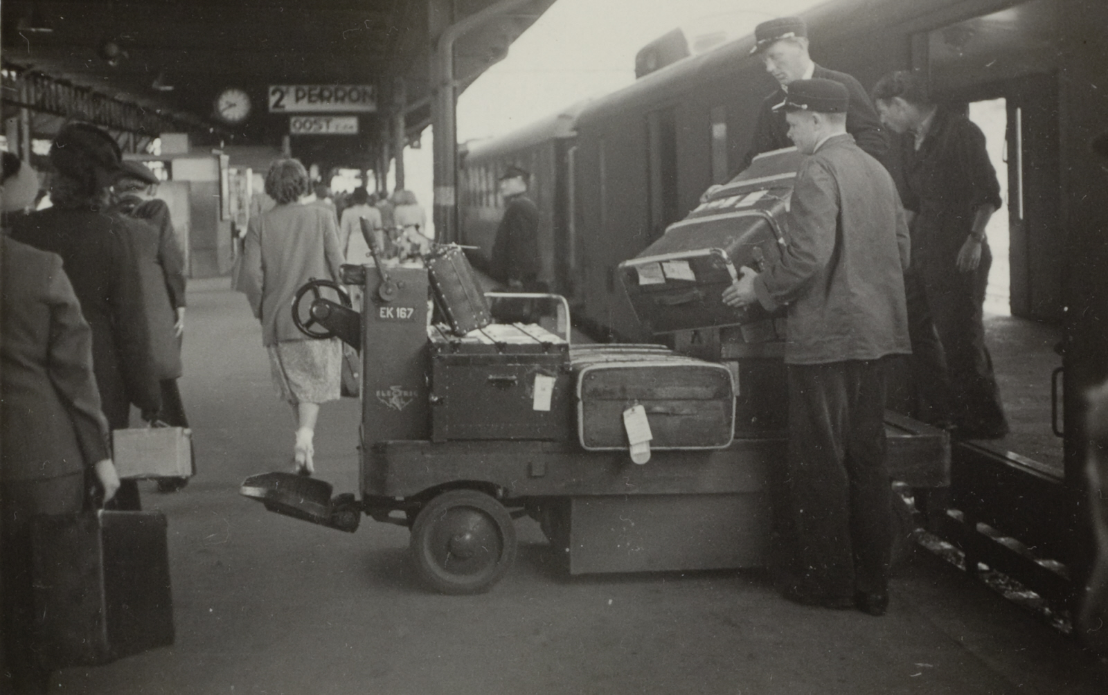 Stationsassistenten en bagagewagentje op het station van Arnhem