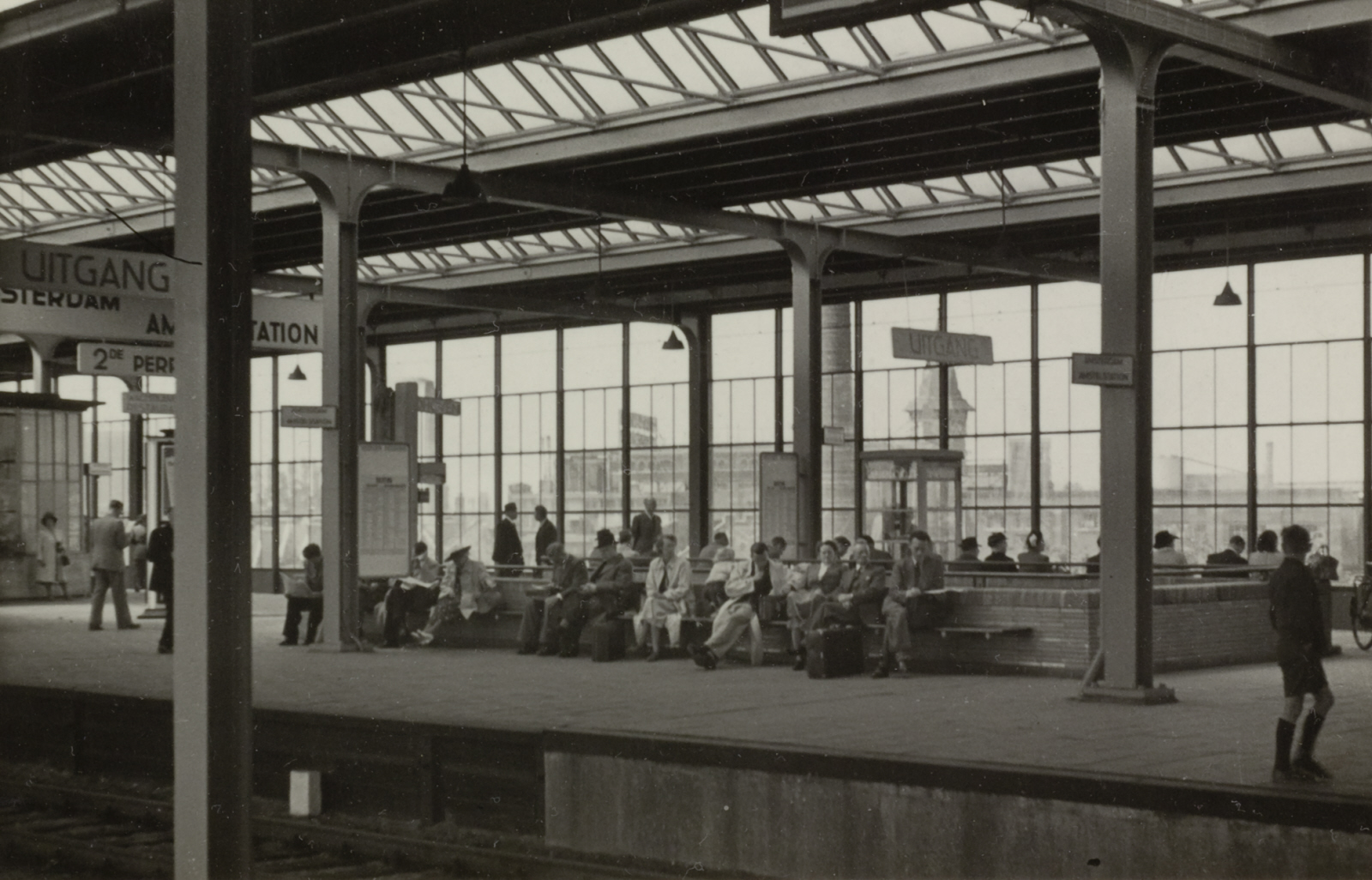 Reizigers op een perronbank op het Amsterdam Amstelstation