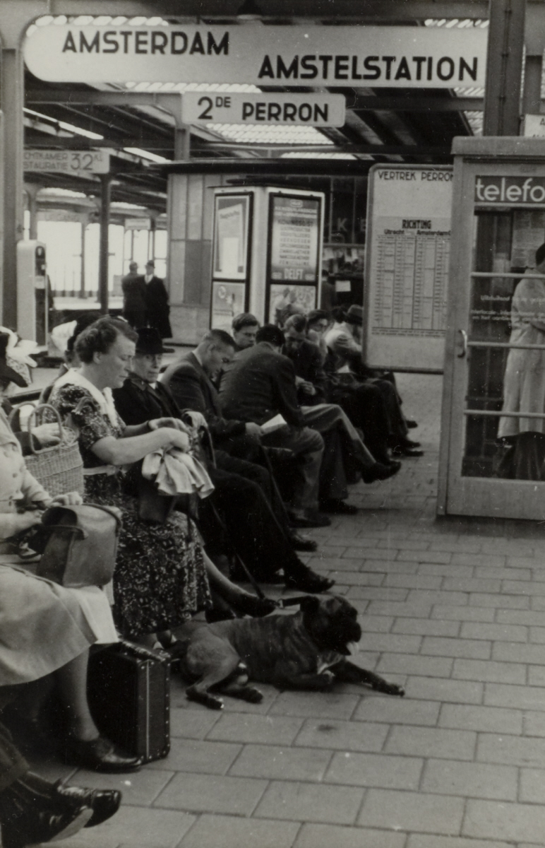 Reizigers op een perronbank op het Amsterdam Amstel station