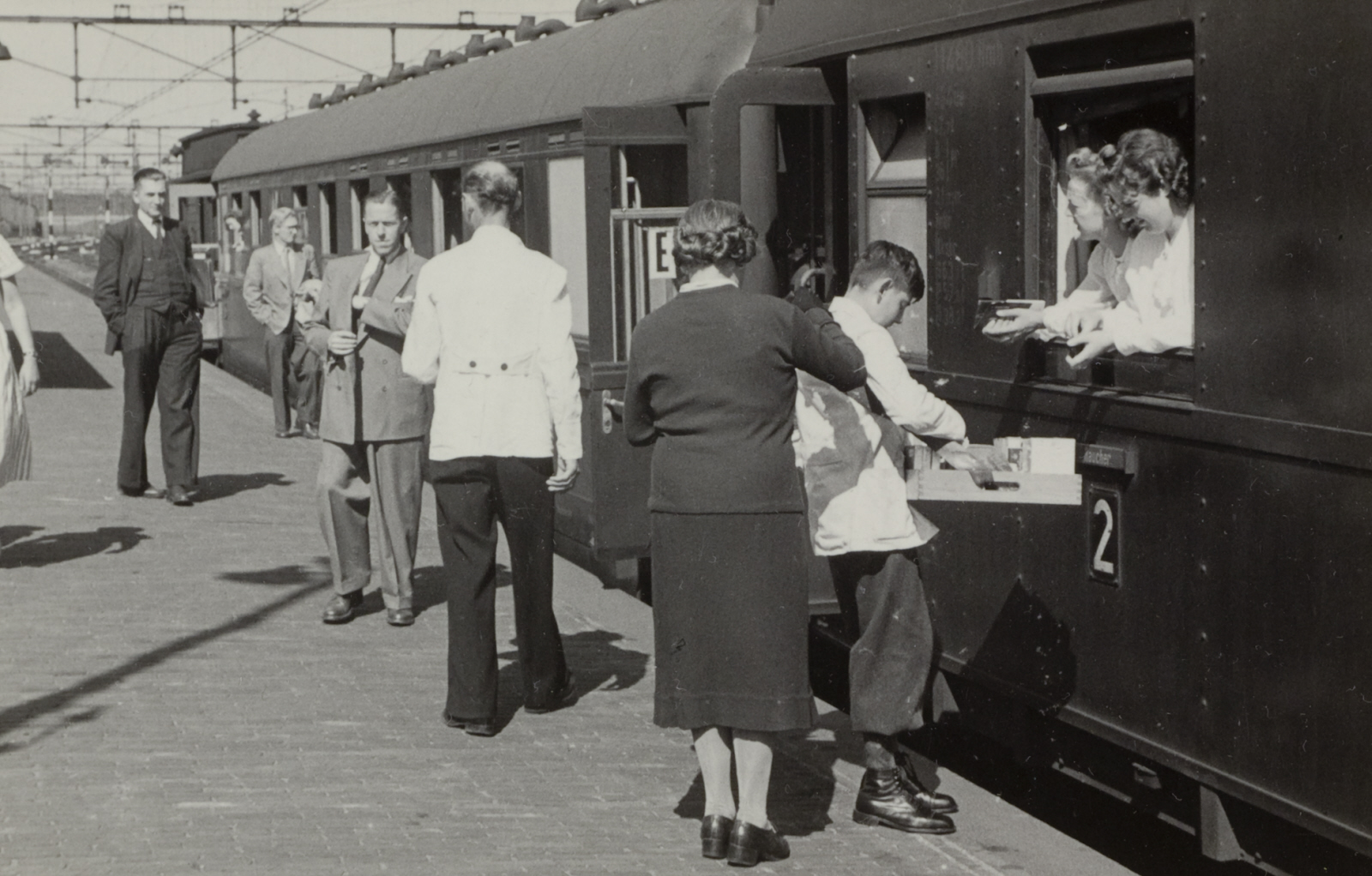 De verkoop van versnaperingen aan reizigers in een D-trein op het station Amersfoort