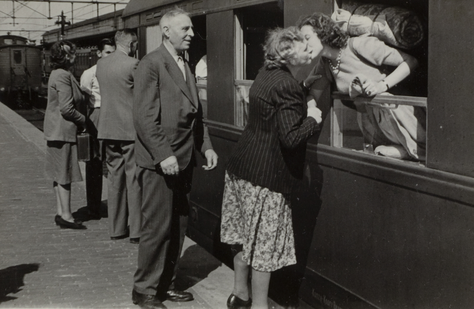 Reizigers nemen afscheid van elkaar bij een D-trein op het station van Amersfoort