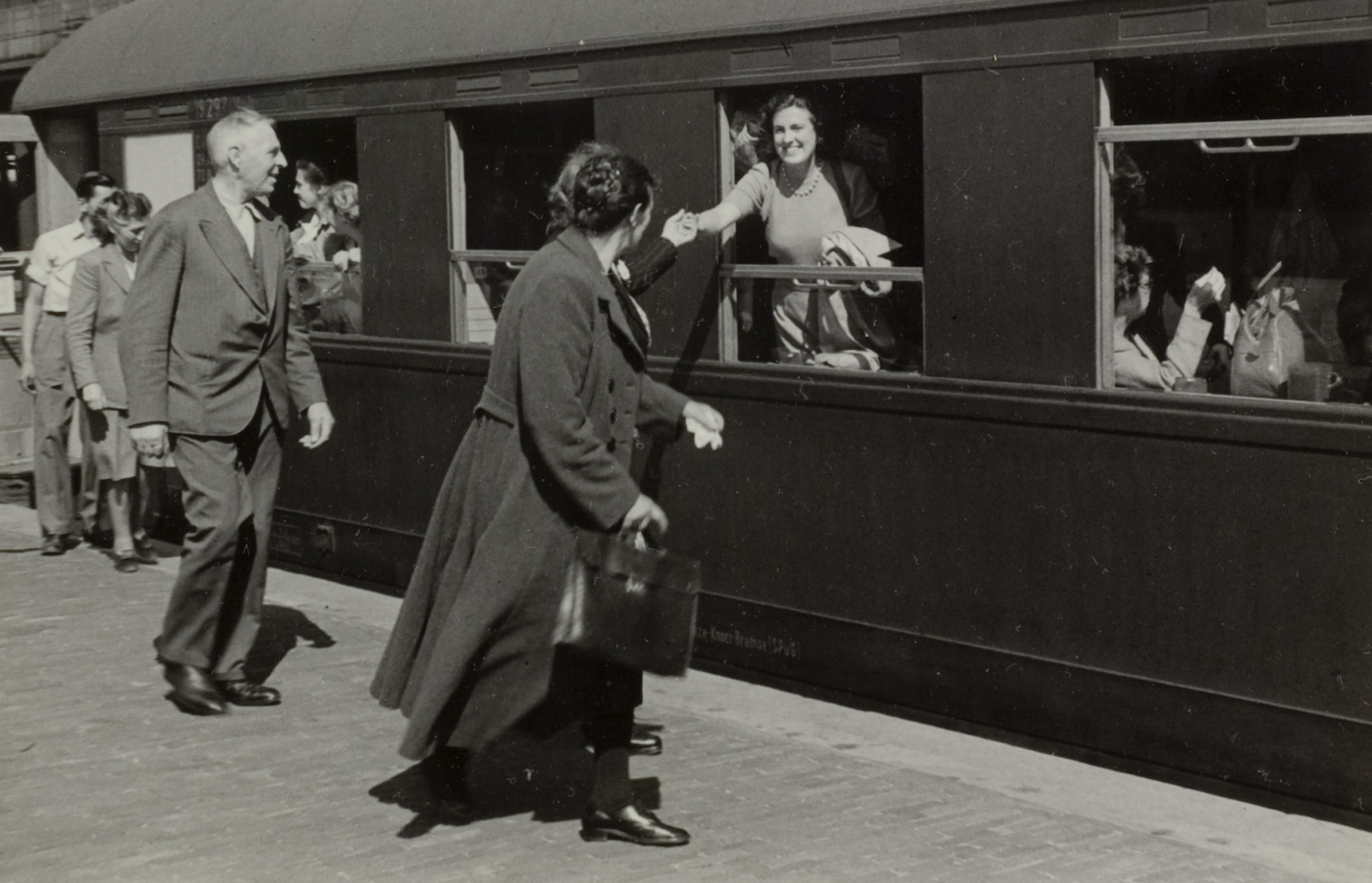 Mensen nemen afscheid van elkaar bij een D-trein op het station van Amersfoort