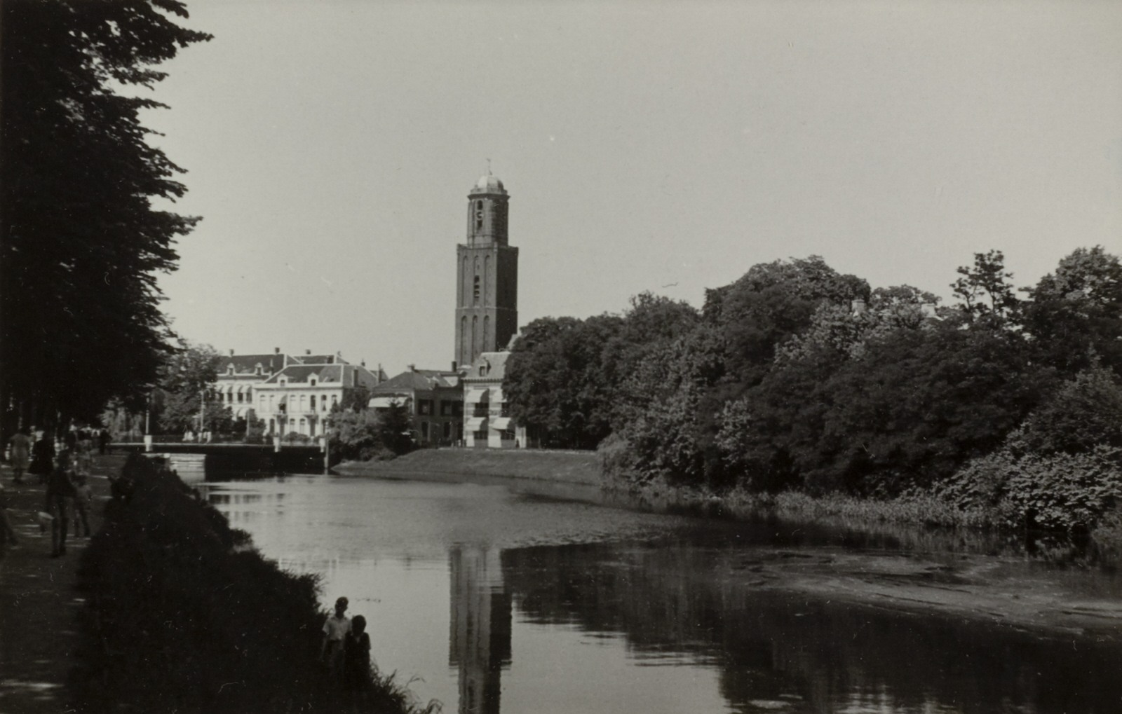 De Onze-Lieve-Vrouwe toren in Zwolle aan een water