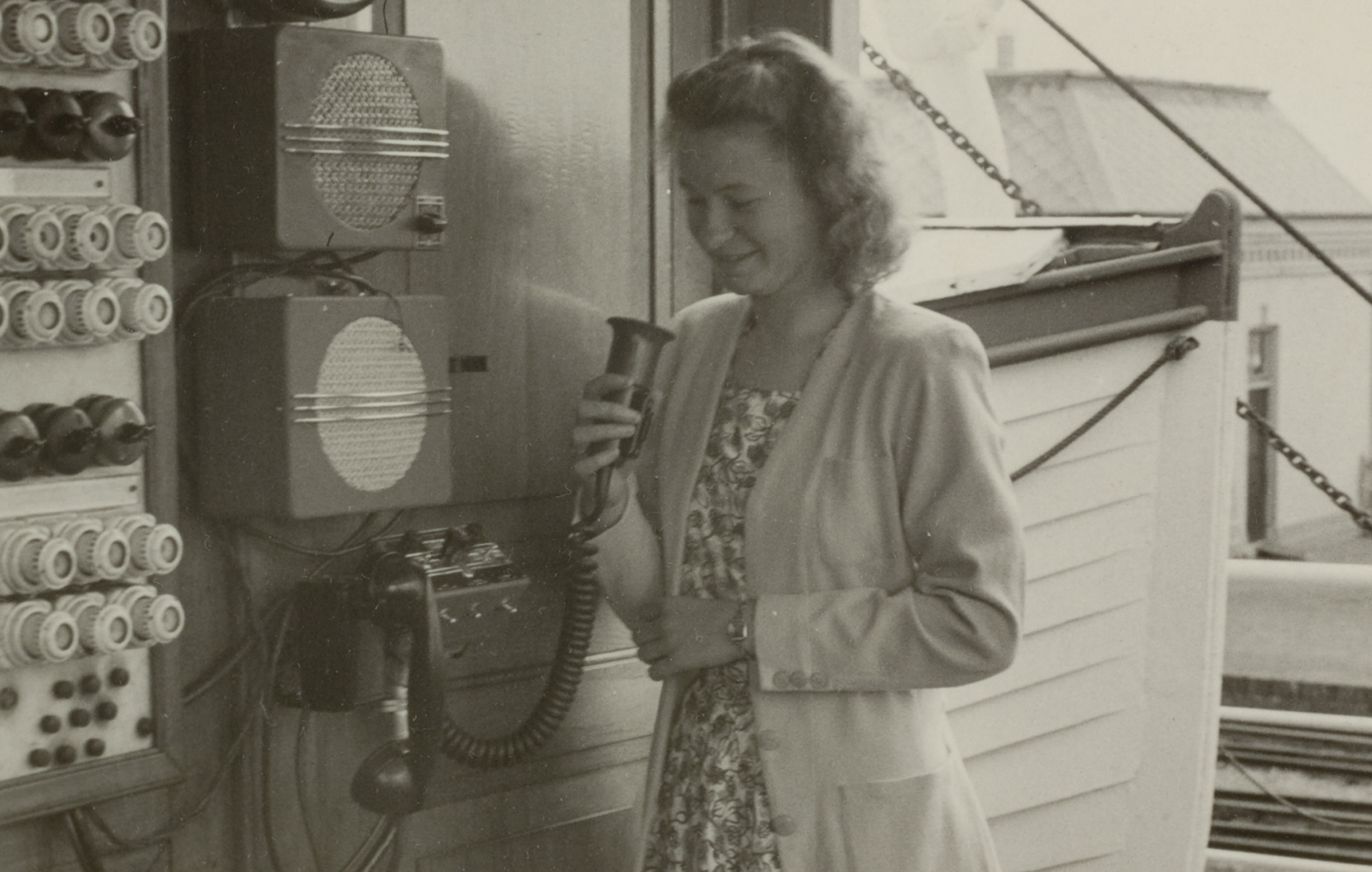 Een vrouw bij de mobilofoon op het veerschip de Van Hasselt tussen Enkhuizen-Stavoren