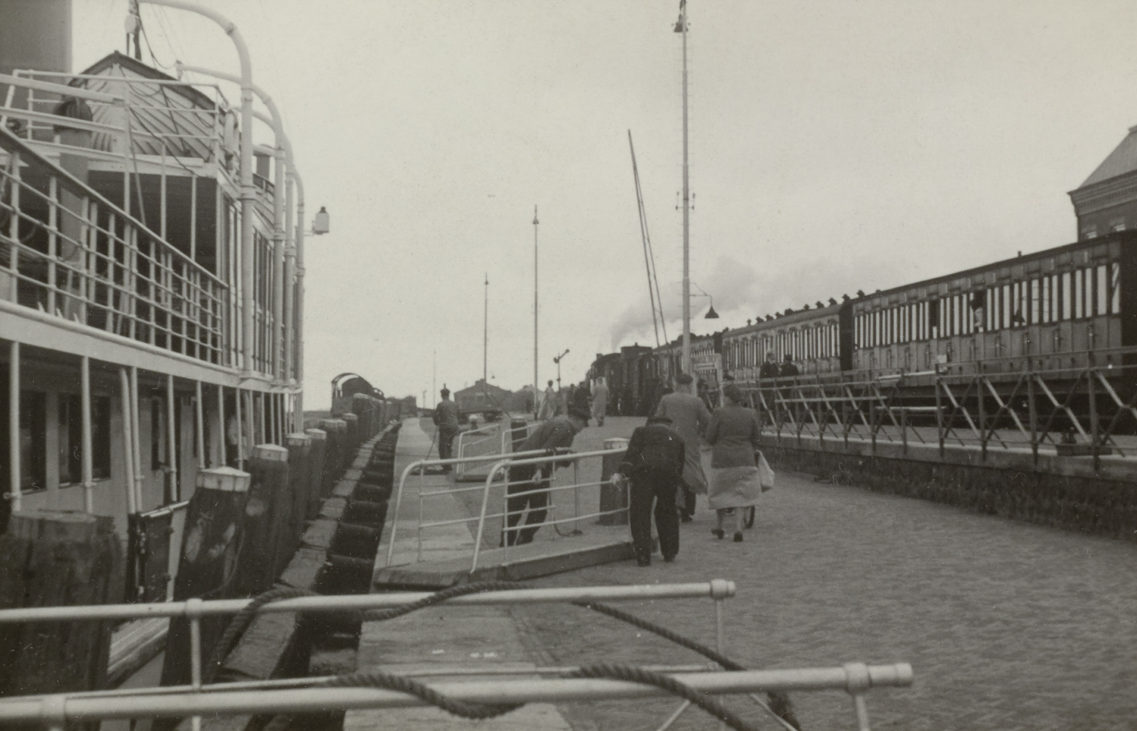 Veerschip Van Hasselt en de boottrein te Enkhuizen