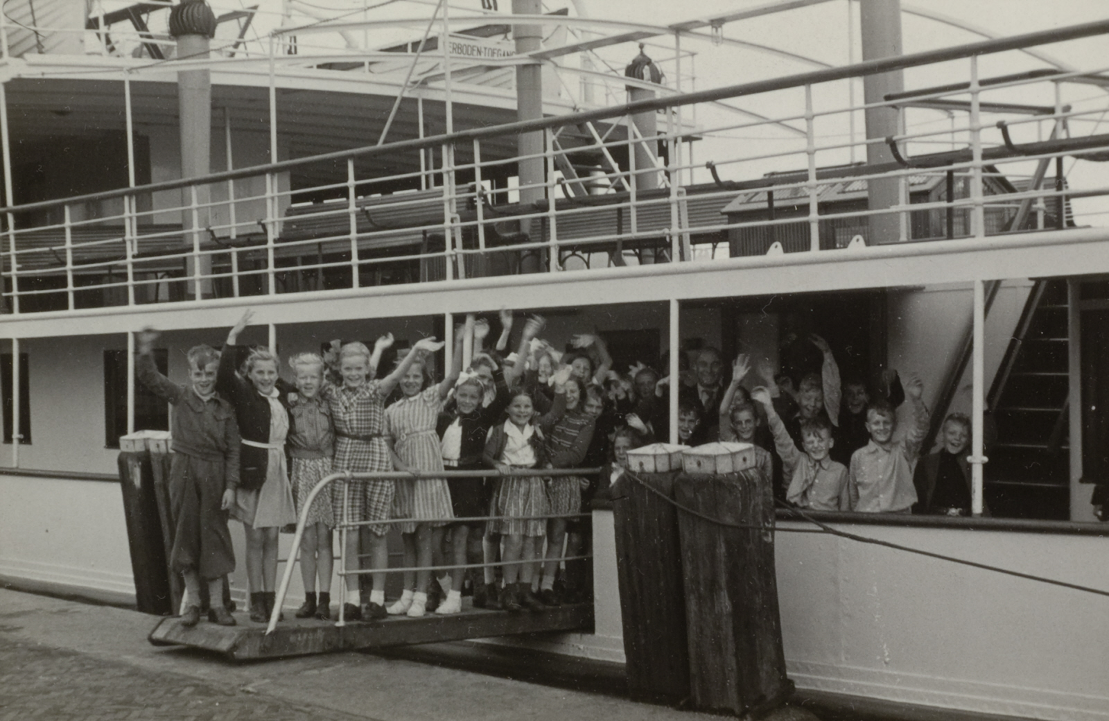 Schoolkinderen aan boord van veerschip de Van Hasselt