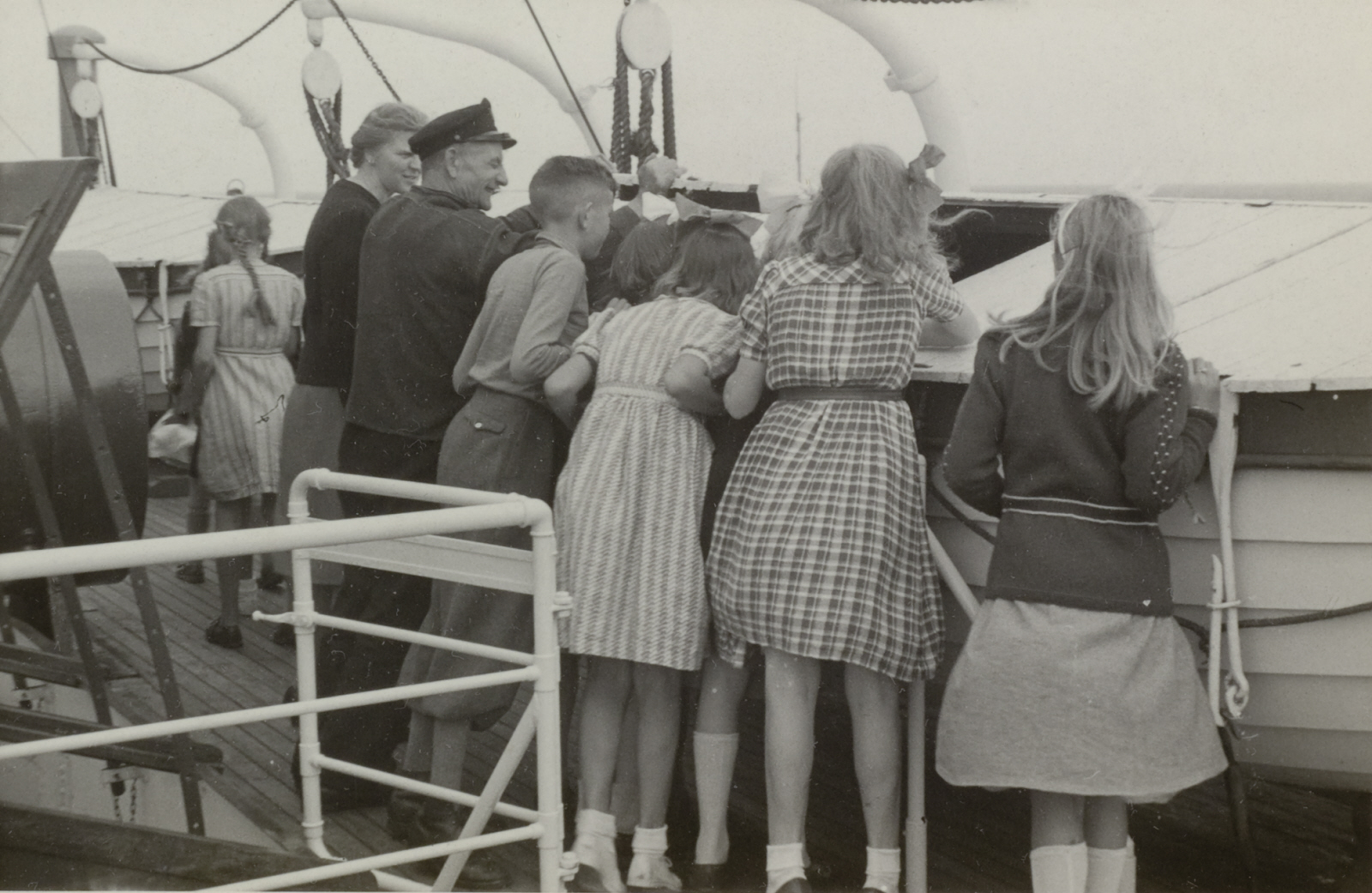 Schoolkinderen aan boord van veerschip de R. van Hasselt