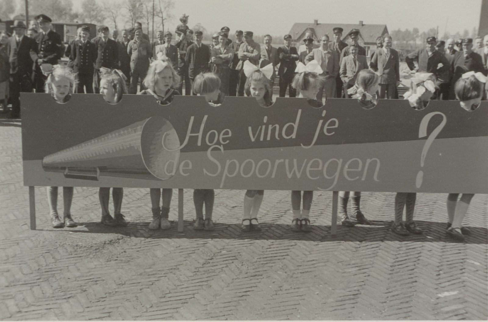 In Boxtel houden kinderen een bord vast ter viering van de elektrificatierit.