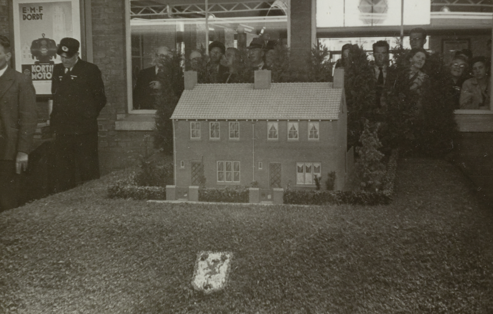 Publiek bekijkt een miniatuur huis in Roosendaal