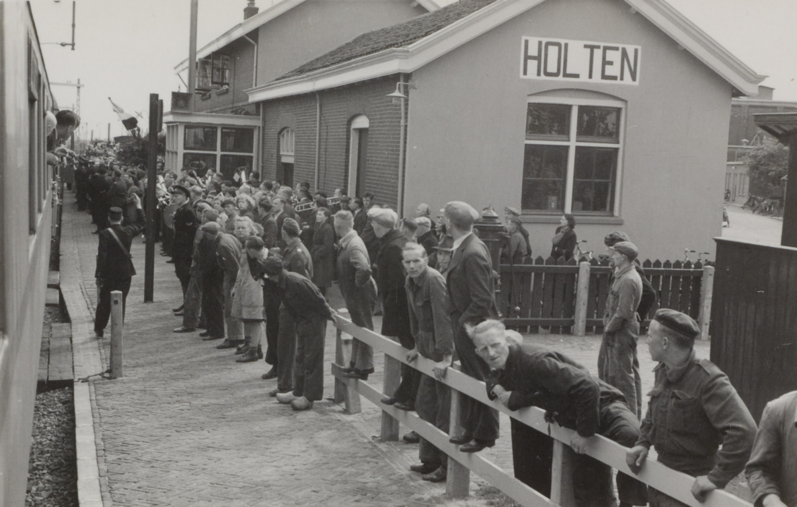 Bezoekers van het feest ter ere van de elektrificatie van baanvak bij station Holten
