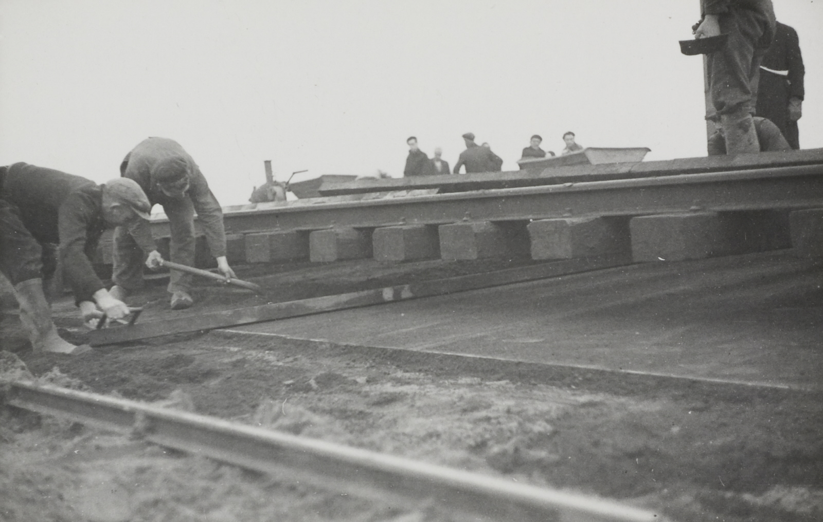 Werkmannen werken onder het spoor bij Duivendrecht