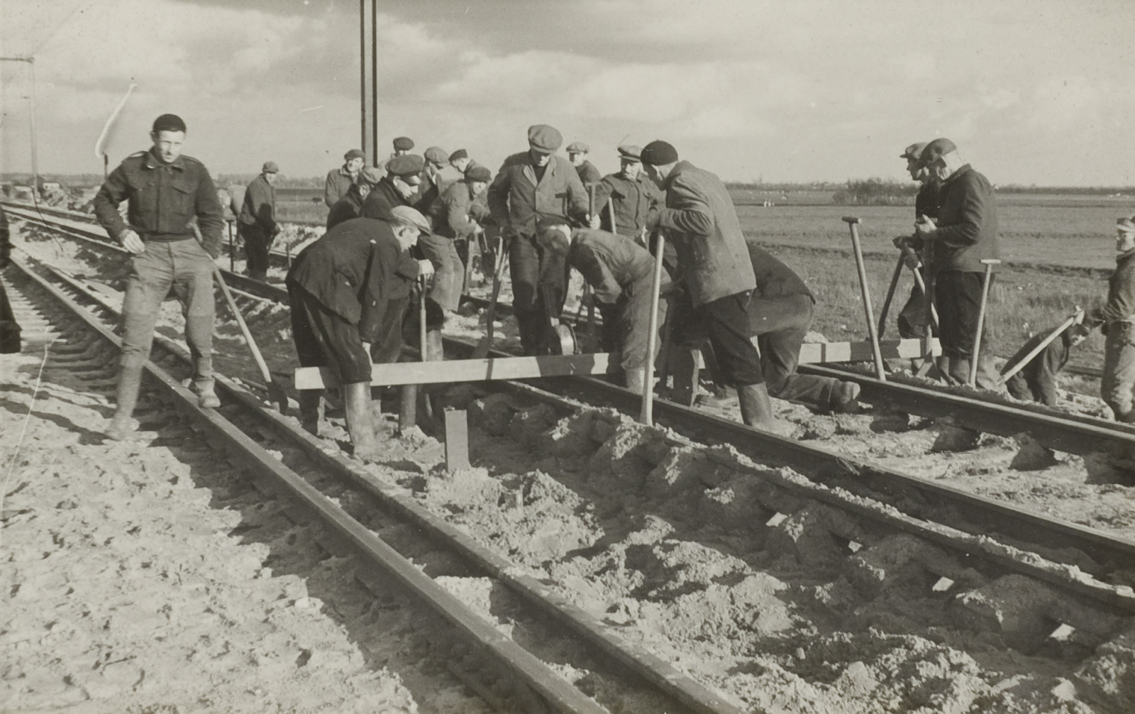 Werkmannen meten hoogteverschil bij Oudewater